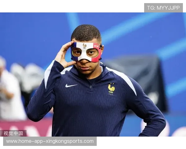 姆巴佩训练间隙为小粉丝讲故事，温馨画面疯传