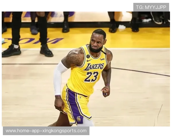 詹姆斯背身绝杀制造经典时刻，湖人全网热议