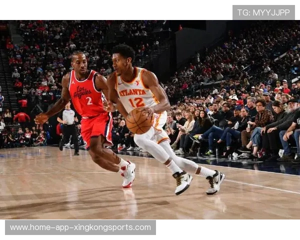 伦纳德最后时刻抢下关键篮板并补篮得手，快船胜出